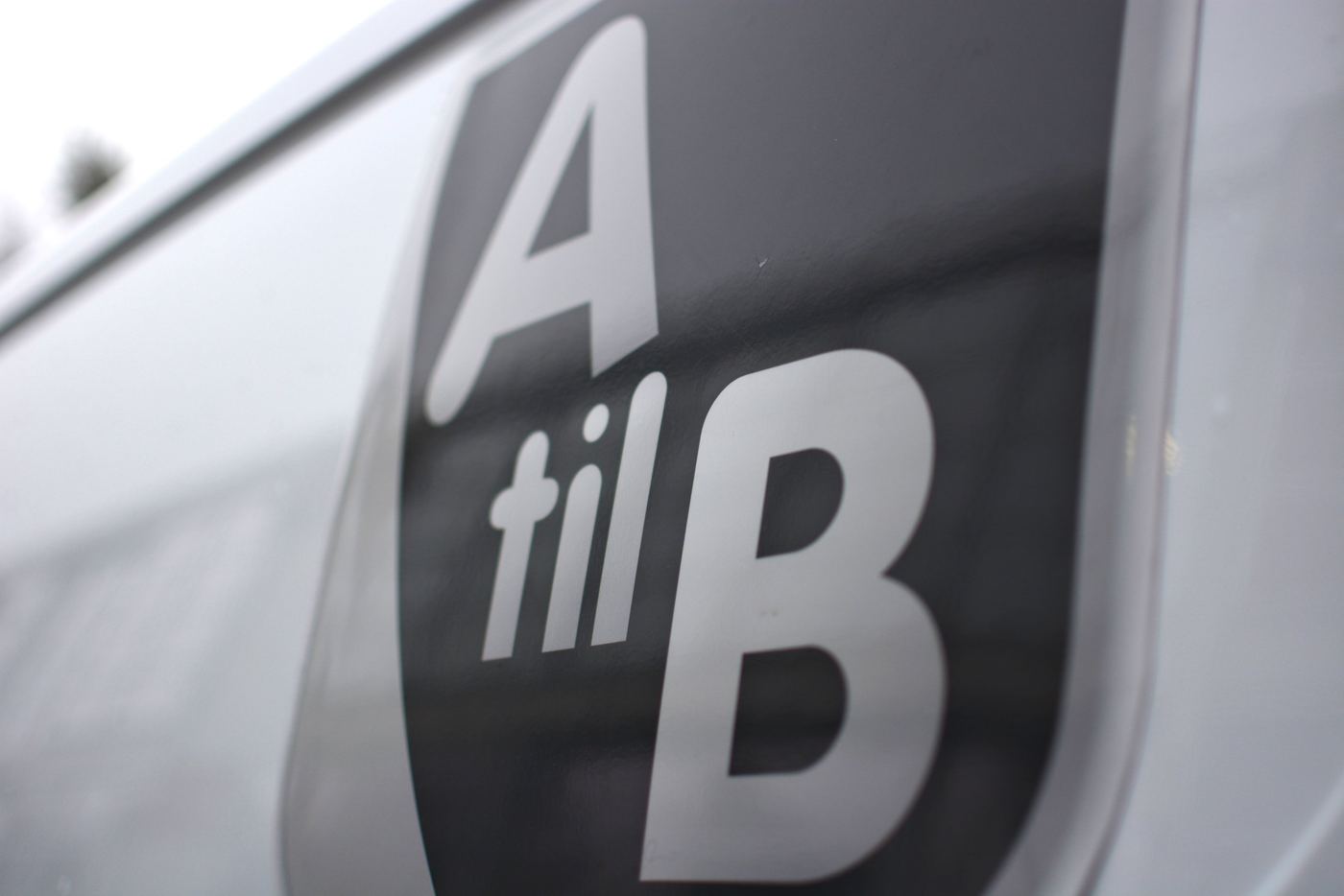 A til B-logoen på siden av en hvit varebil